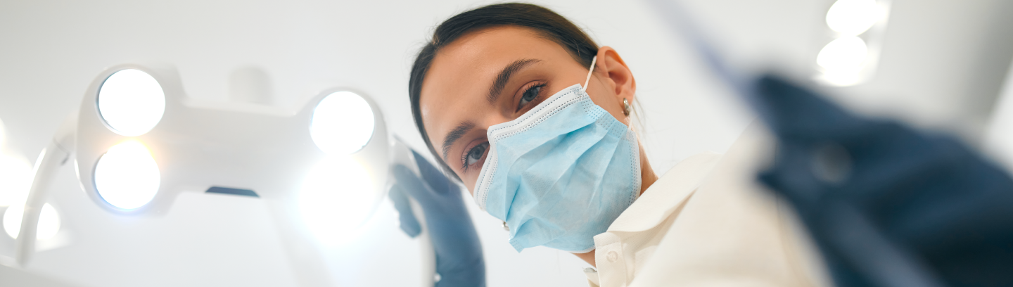 Paciente olhando para o profissional de odontologia